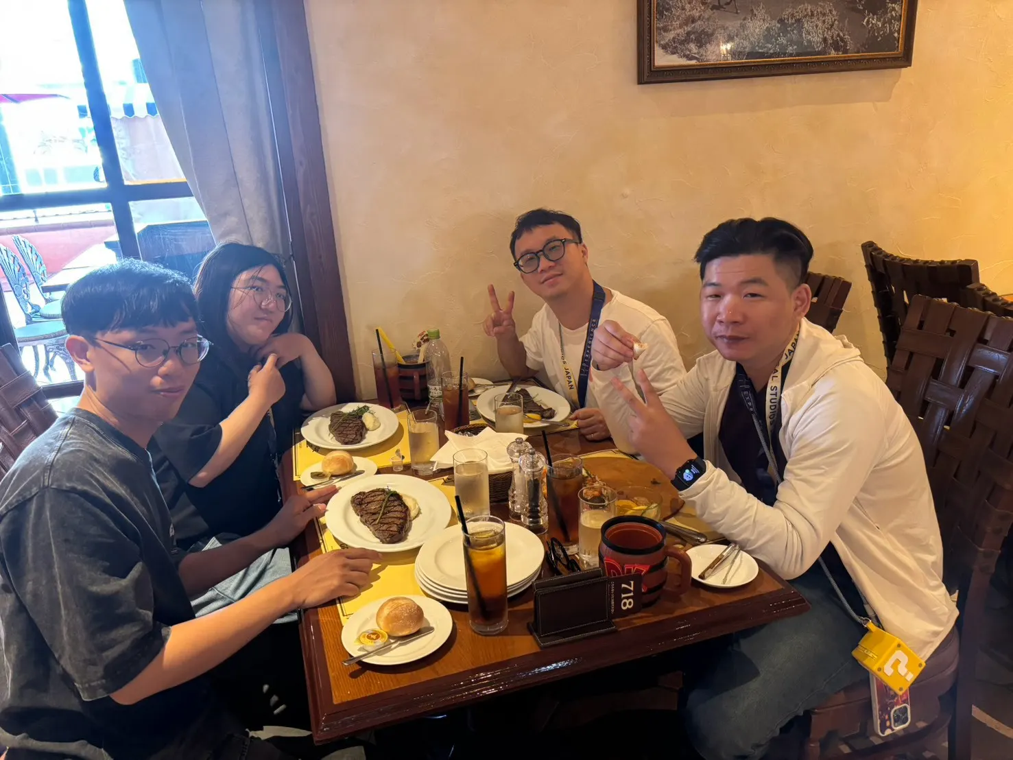餐桌合照